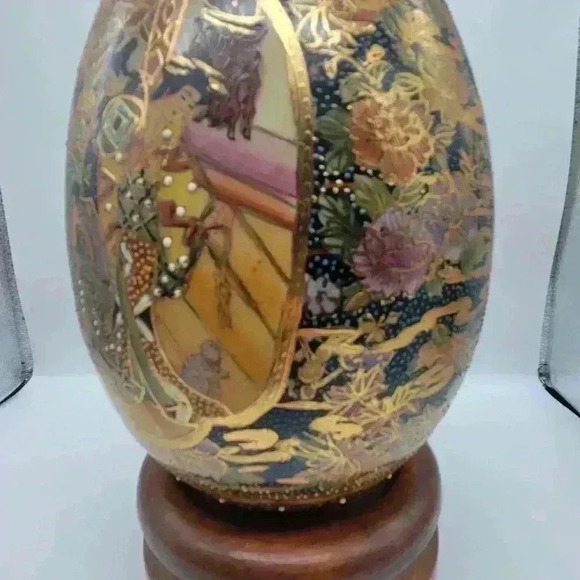 COPY - Beautiful Large Porcelain Satsuma Stamped Egg, Wooden stand Geisha Gilt … - Picture 14 of 14